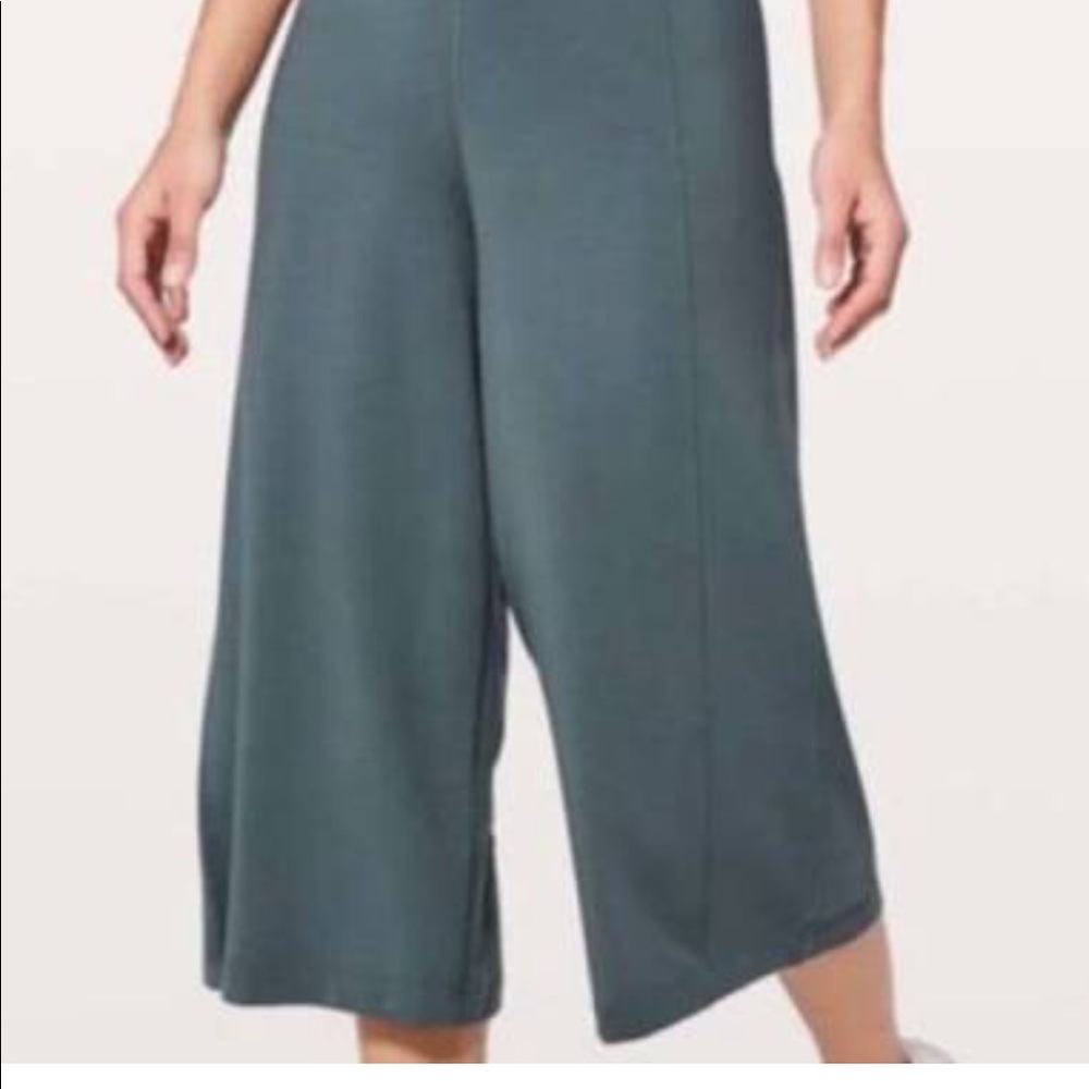Lululemon NWT white culottes very soft and flattering material